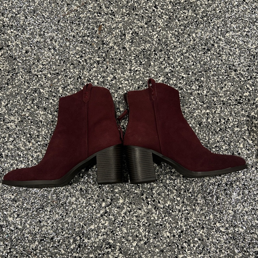 NWOT Chic Burgundy Ankle Booties Mia new!!!